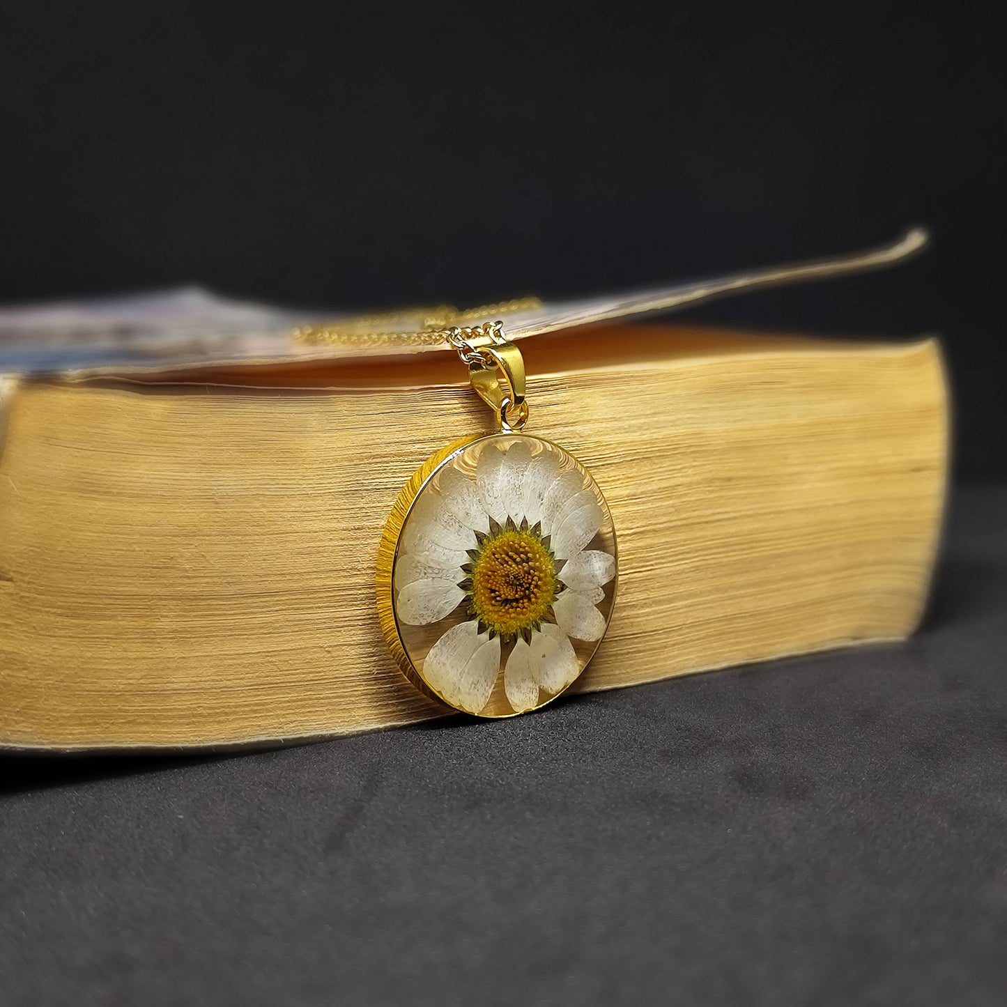 Blooming Innocence: Enchanting Daisy Pendant