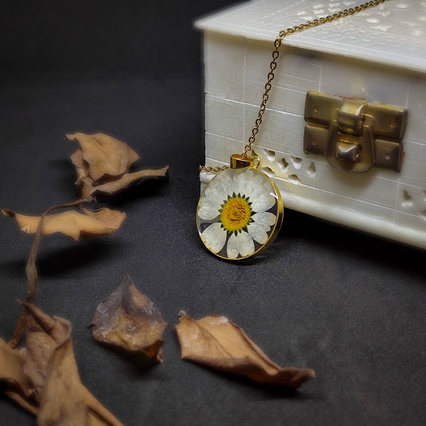 Blooming Innocence: Enchanting Daisy Pendant