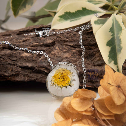 BotanicEssence Daisy Pendant