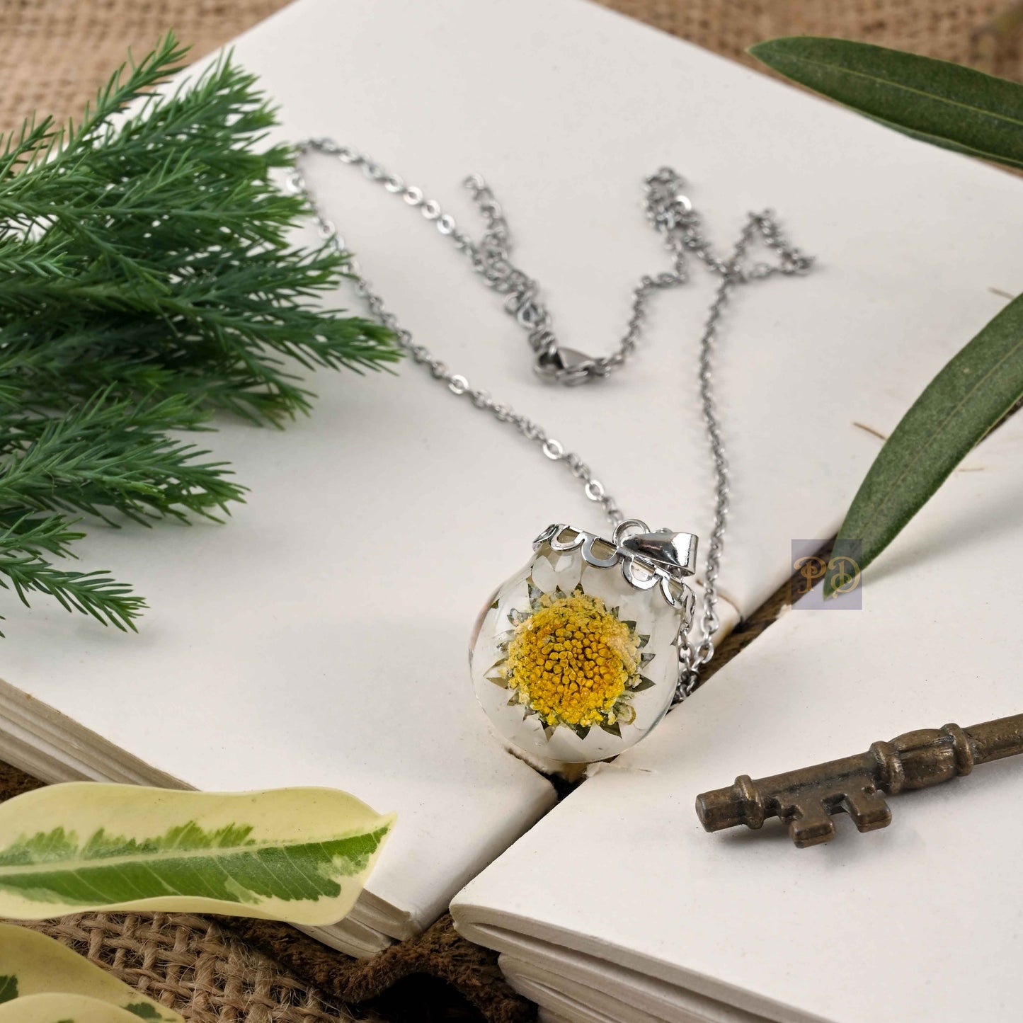 BotanicEssence Daisy Pendant