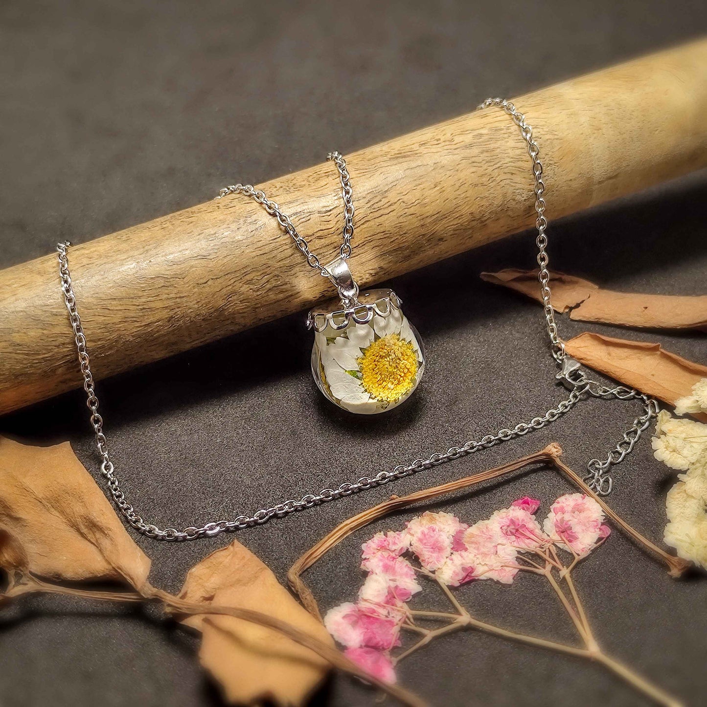 BotanicEssence Daisy Pendant