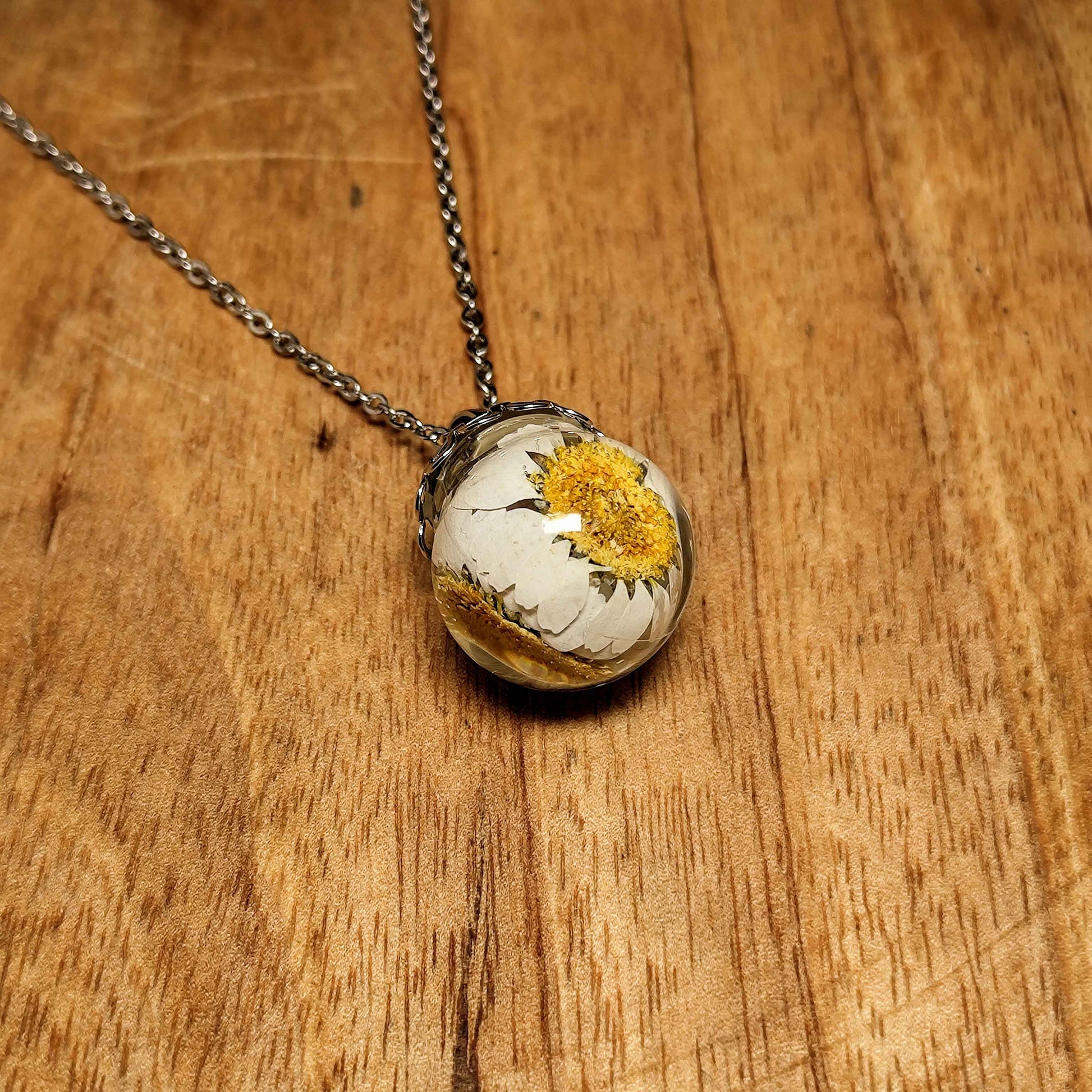 BotanicEssence Daisy Pendant