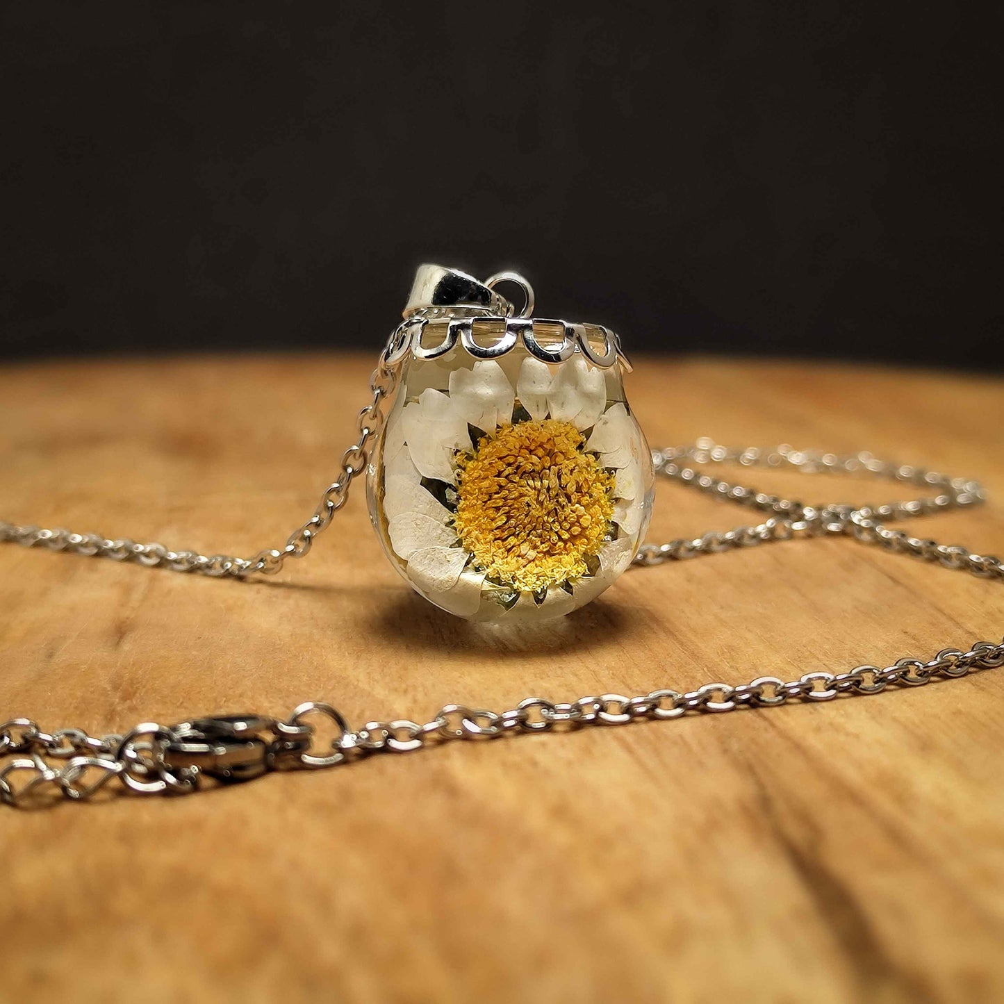 BotanicEssence Daisy Pendant