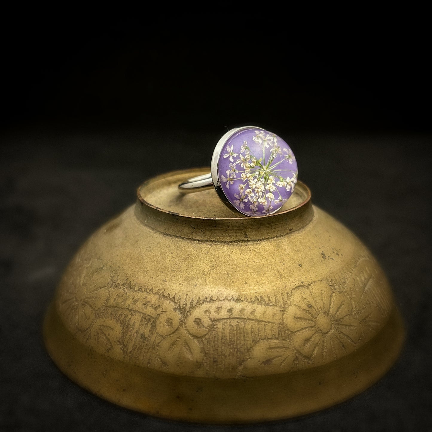 बैंगनी धुंध की अंगूठी: फीता फूल लहजे के साथ मनोरम लैवेंडर पृष्ठभूमि