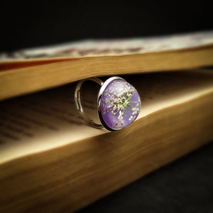 बैंगनी धुंध की अंगूठी: फीता फूल लहजे के साथ मनोरम लैवेंडर पृष्ठभूमि